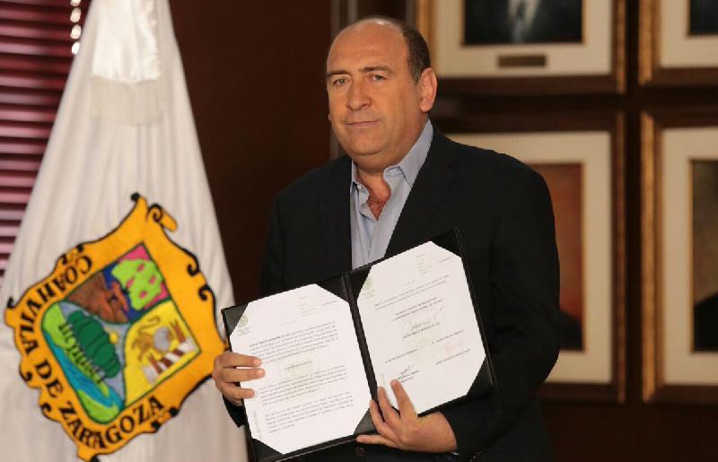 Firma Rubén Moreira decreto para bajar o eliminar 108 impuestos en Coahuila