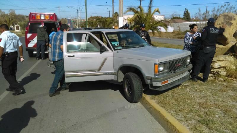 Hombre vuelca a toda velocidad y sale lesionado