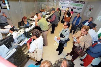 Nigropetenses realizan largas filas para pagar el predial y obtener seguro contra desastres