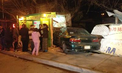 Hombre se mete con todo y vehículo a negocio de hamburguesas