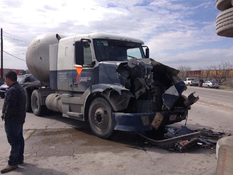 Un lesionado deja choque entre pipa de gas y tráiler en la carretera 57