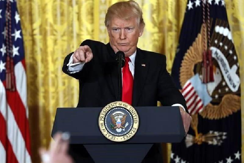Explota Trump contra medios de comunicación
