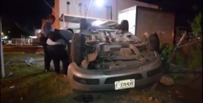 Abandonan vehículo tras aparatosa volcadura en bulevar República de Piedras Negras