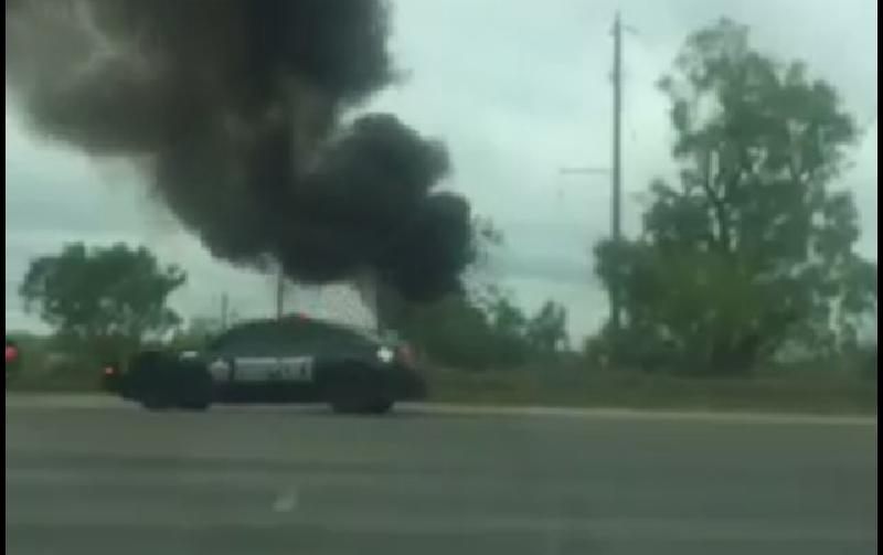 Por un ataque de epilepsia hombre provoca accidente, el auto se incendió. (vea video)
