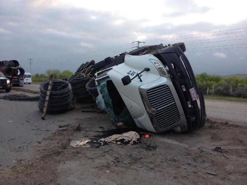 Dos lesionados deja aparatosa volcadura de tráiler en carretera 57 Piedras Negras-Nava