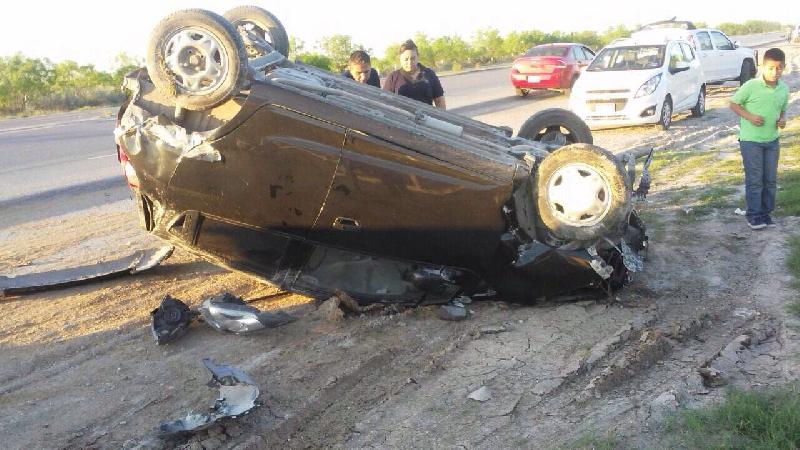 Un lesionado dejó aparatosa volcadura sobre la carretera 57 Piedras Negras-Nava