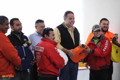 Dotan de equipo a protección civil y bomberos de Acuña