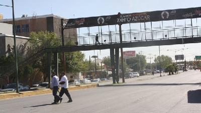 Puentes peatonales no sirven de nada sin una malla en la calle: Director de Vialidad
