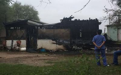 Se incendia vivienda de madera al sur de Eagle Pass