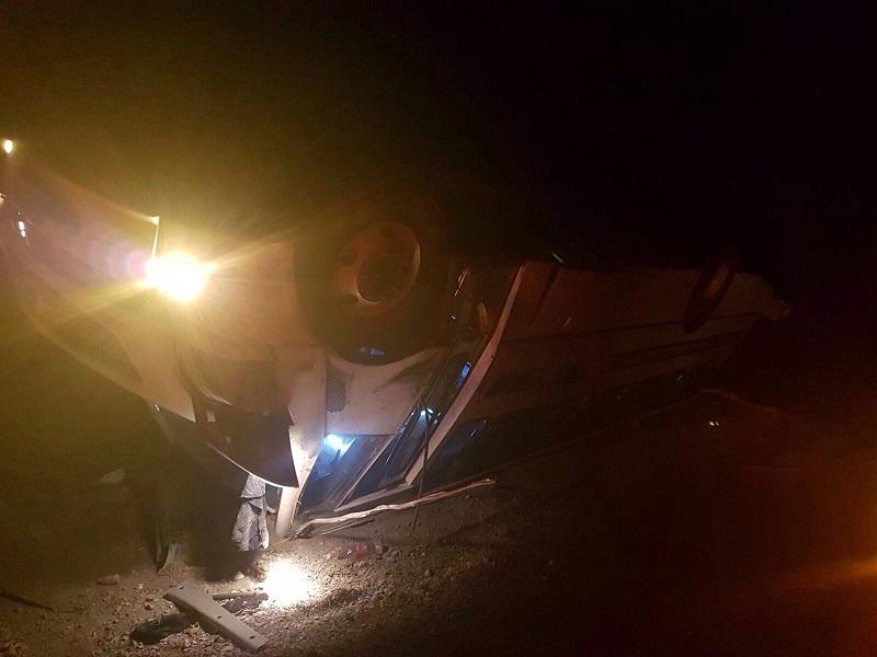 Vuelca autobús de transporte de personal en carretera Guerrero - Villa Unión, dos lesionados