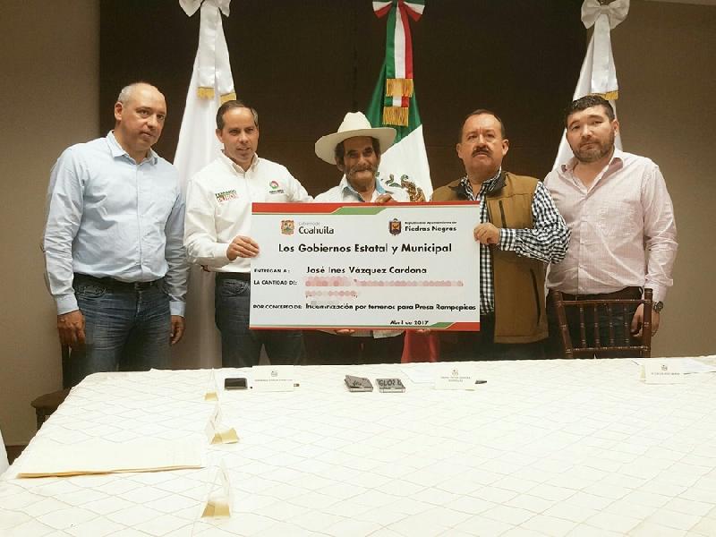Entregan cheques a 7 propietarios de parcelas donde se construirá la presa rompepicos