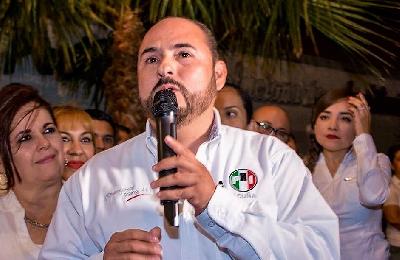 Denuncian entrega de tarjetas de débito de Memo Anaya en Acuña