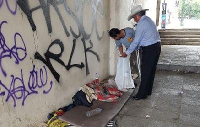 A un albergue trasladaron al hombre que habitaba en callejón de Piedras Negras