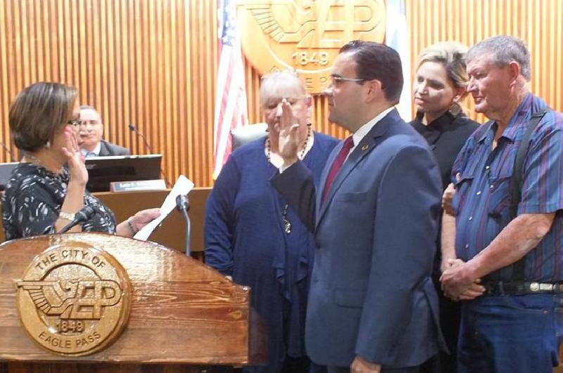 Mayor de Eagle Pass y concejales tomaron juramento a sus cargos