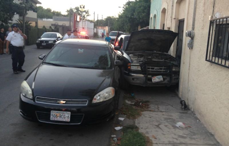Ebrio conductor se mete con todo y vehículo a un domicilio de Piedras Negras