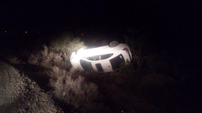 Localizan vehículo volcado y abandonado en camino al ejido La Maroma