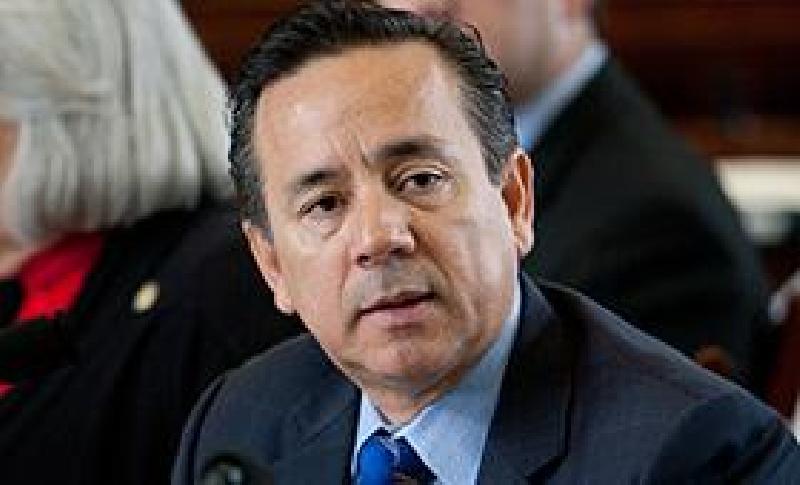 Acusan a ex juez de Pecos, de recibir sobornos del senador Carlos Uresti