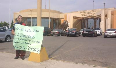 Se manifiesta en PGJE, alega que Fuerza Coahuila le montó droga a su hermano