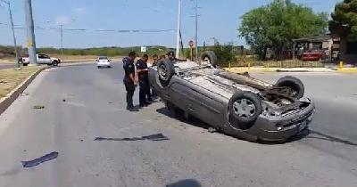 Un lesionado dejó aparatosa volcadura en bulevar de Piedras Negras