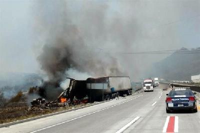 Choque entre tráileres y el incendio de uno, causa cierre de autopista Saltillo-Monterrey