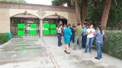 Se manifiesta personal de la Secundaria Técnica 10 de Allende contra el delegado sindical