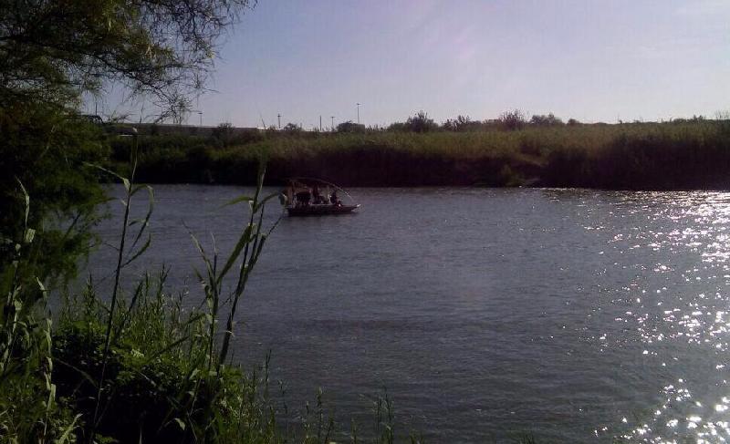 Rescatan a familia a punto de ser arrastrada por la corriente en el río Bravo