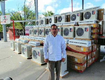 Alcalde entregó 111 minisplits a escuelas de Piedras Negras