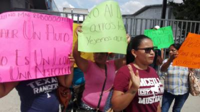Acuñenses protestan contra el SAT por decomiso de autos irregulares