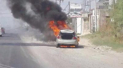 Incendio consume vehículo en la carretera 57 Piedras Negras-Nava