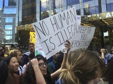 Protestan cientos contra eliminación de DACA afuera del hotel de Trump en NY