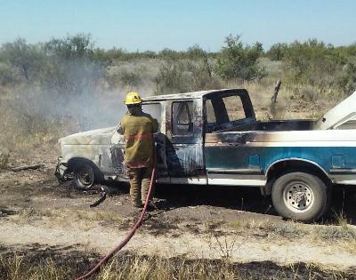 Arde camioneta sobre la carretera Piedras Negras - Guerrero