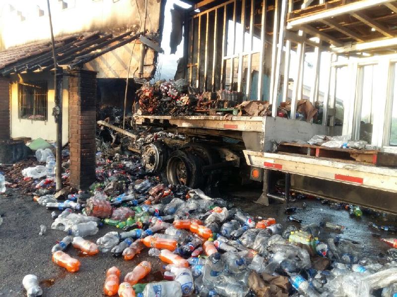 Camión refresquero cuyo conductor se quemó, ya tenía problemas mecánicos