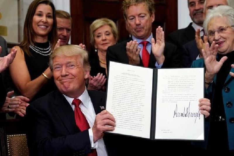 Firma Trump orden ejecutiva para terminar con Obamacare