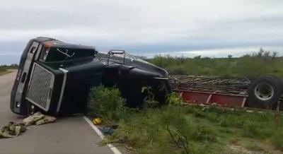 Trailero resulta ileso tras volcarse en el tramo carretero Zaragoza-Acuña
