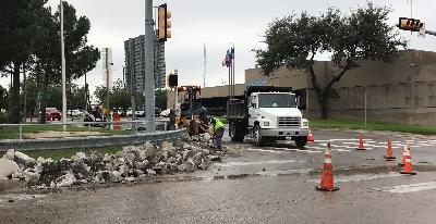 Construyen rampas para discapacitados en diversas calles de Eagle Pass