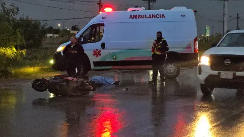 Elementos policiacos resguardan la escena del accidente