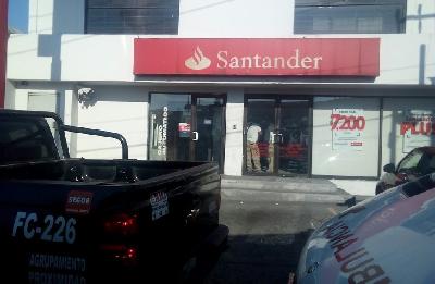 Hombres armados asaltan banco en Saltillo, secuestran a gerente y se llevan 5 mdp