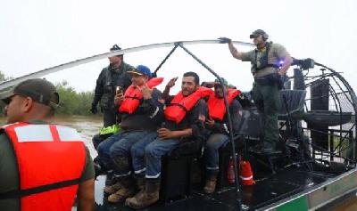 Rescatan a 100 trabajadores de pozos petroleros atrapados cerca de Carrizo Springs 
