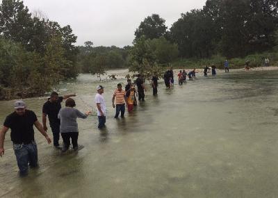 Hacen valla en el agua para llevar víveres a El Orégano en Jiménez 