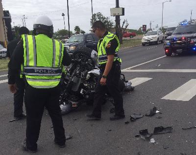 Trasladan a San Antonio a motociclista lesionado en choque