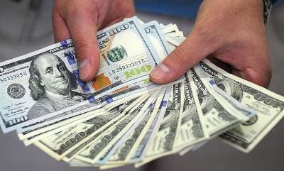 Alcanza dólar los 19.35 pesos en los bancos del país