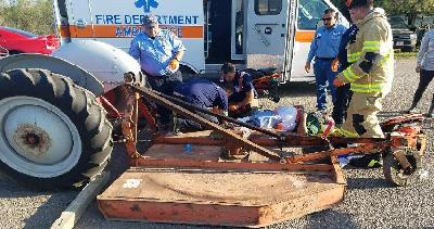 Ranchero de Eagle Pass resulta gravemente herido al ser arrastrado por su tractor