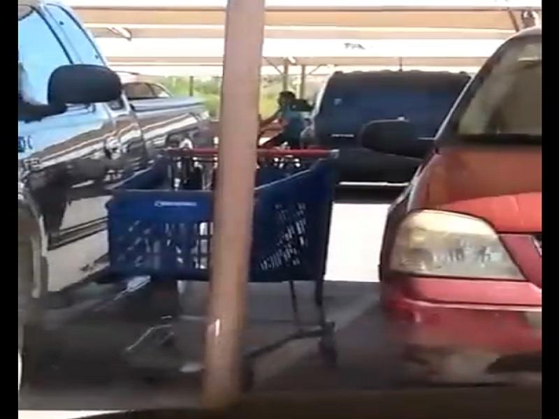 Menores intentan robar en vehículos estacionados en centro comercial de Piedras Negras. (VIDEO)