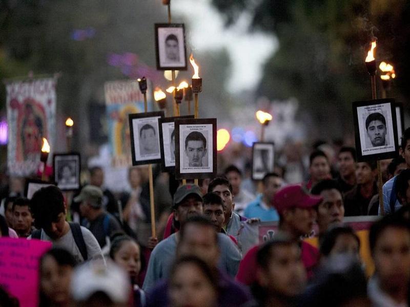 Revelan que capos ordenaron desde Chicago desaparecer a los 43 de Ayotzinapa y a otros 17 más