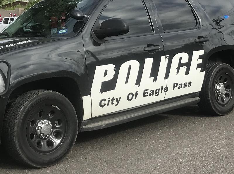 Arrestaron a mujer de Eagle Pass por dejar a su hijo abandonado para entrar a un bar