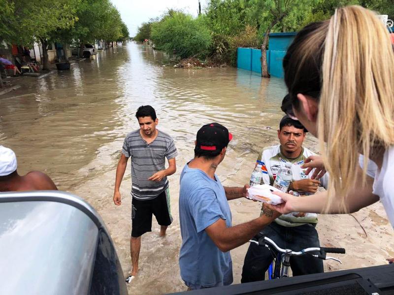 Lleva Club Rotario Empresarial agua y comida a damnificados por lluvias en Piedras Negras