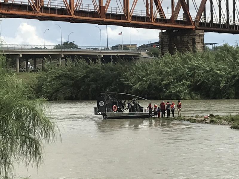 Rescataron a un grupo de indocumentados a punto de ahogarse en el río Bravo. (video)