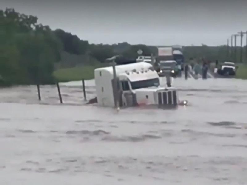 Tráiler quedó atrapado en creciente del arroyo en Uvalde, Texas. (video)