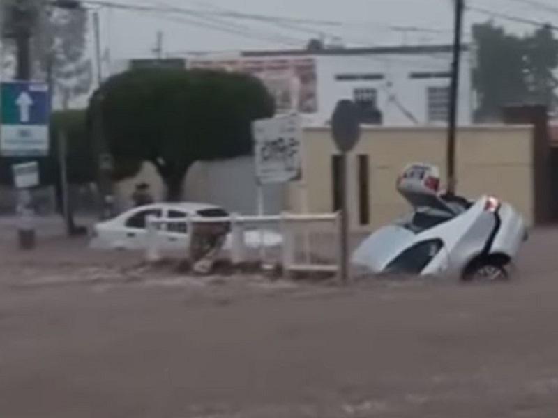 Arrastran lluvias hasta autos en Sinaloa, más de 16 mil fueron evacuados  (Video)