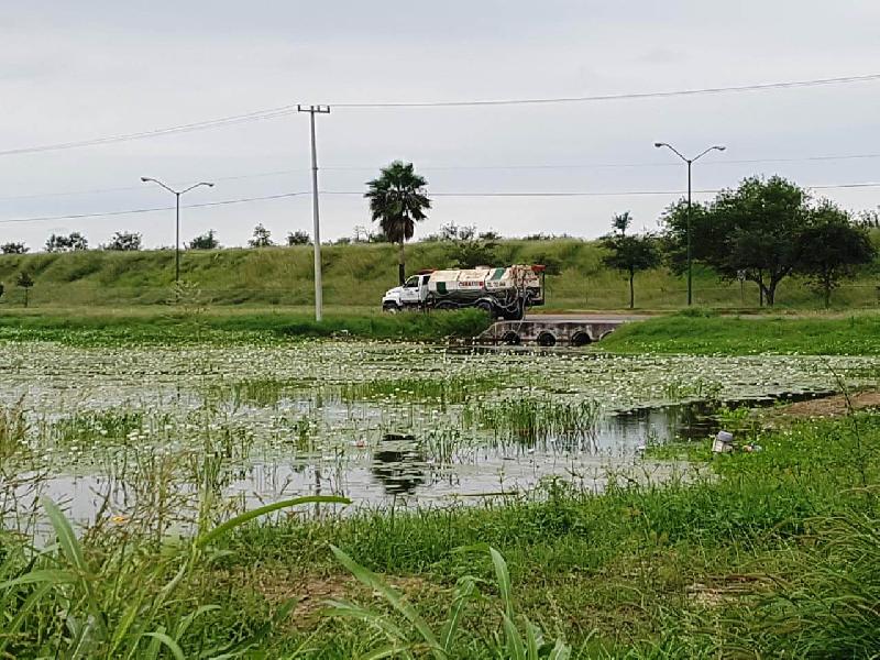A más de un mes de las lluvias, sigue el agua estancada frente a primaria en colonia Las Haciendas 